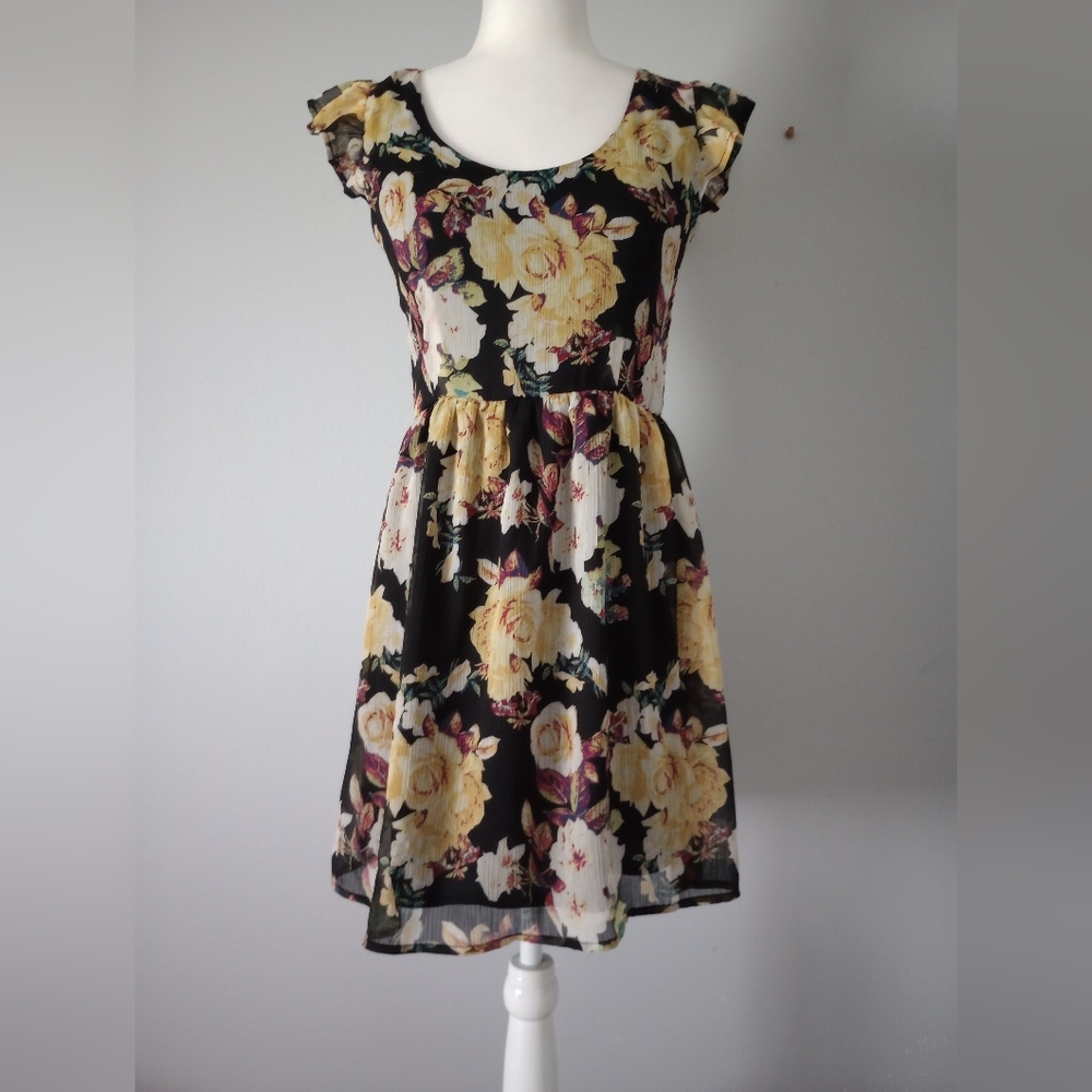 Dress girl Unbranded Size medium floral Ruffle Sleeves Elastic Waist  Good Condi